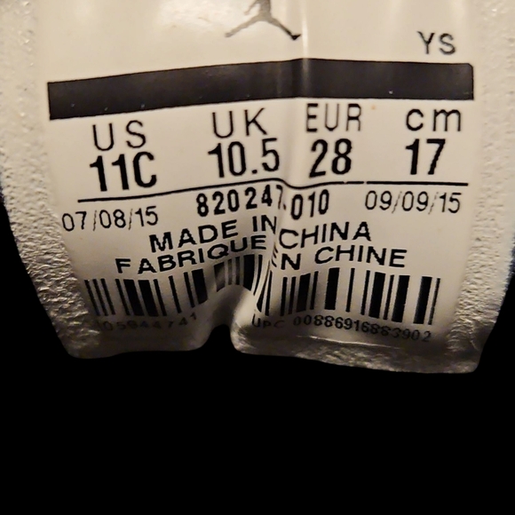 Nike Air Jordan Little Kid Black Sneakers with Classic Design - Picture 6 of 6